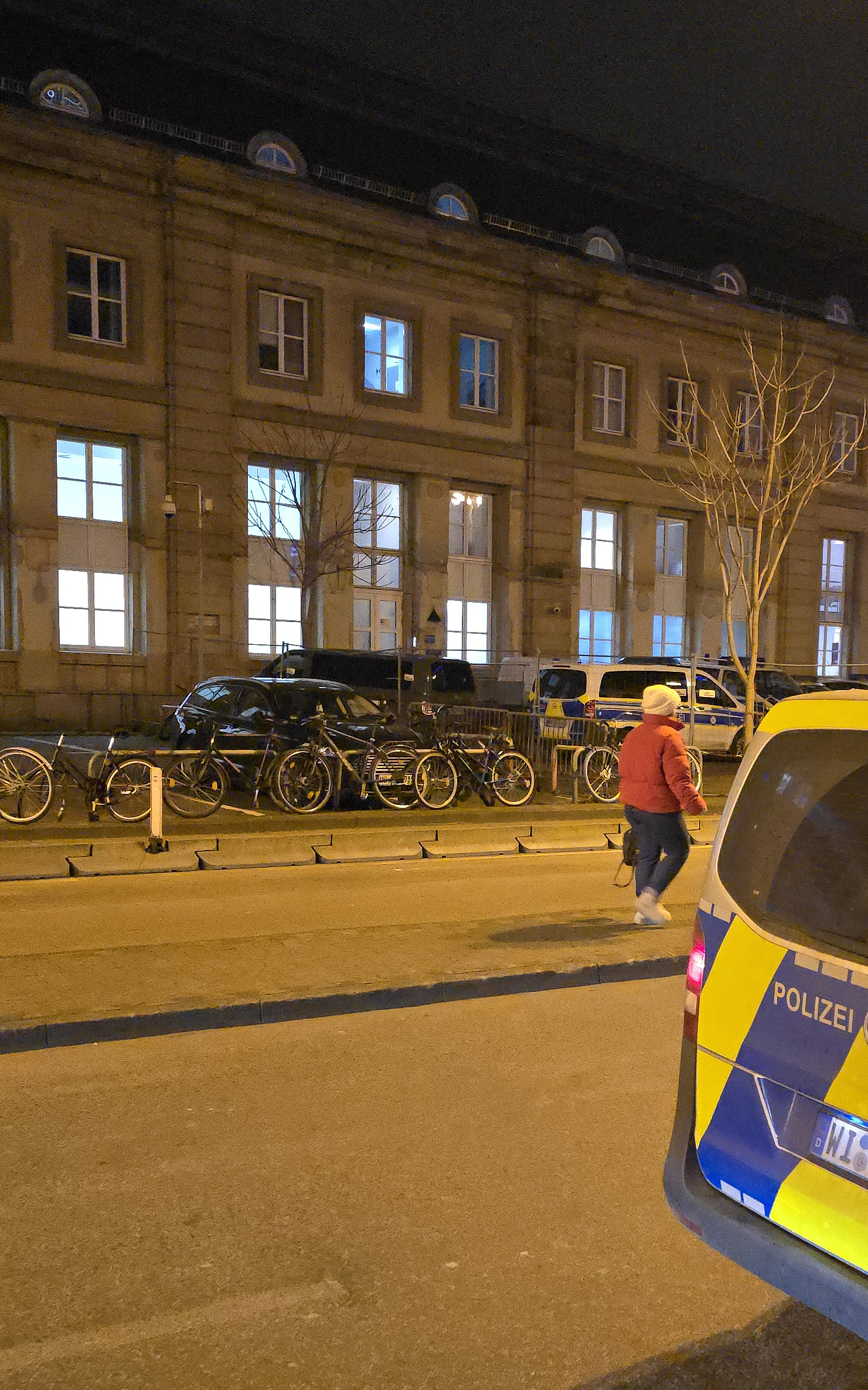 4. Polizeirevier mit Ghetto-Zuständen vor dem Eingang. Polizei muss im Dreck Dienst tun. 4. Polizeirevier mit Ghetto-Zuständen vor dem Eingang. Polizei muss im Dreck Dienst tun.