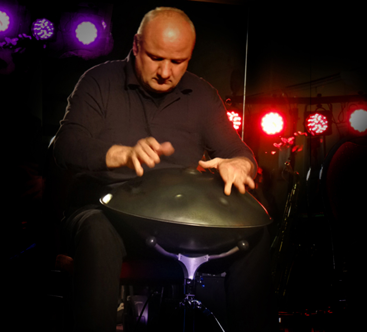Ambient-Pionier und Handpan-Virtuose: Wolfgang Ohmer an der Ambient-Pionier und Handpan-Virtuose: Wolfgang Ohmer an der