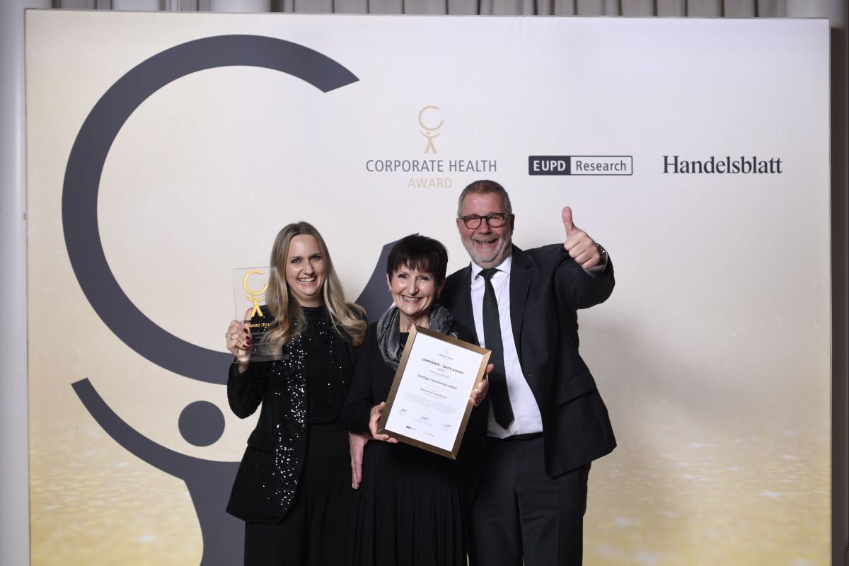 Die Vertreter:innen der Schöllgen Haustechnik GmbH erhalten den Sonderpreis 