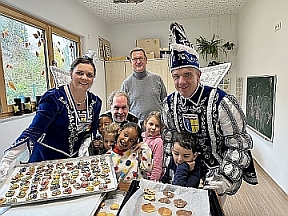 Das Mönchengladbacher Prinzenpaar mit kleinen und großen Bäckerinnen und Bäckern; Foto: S.Pannhausen Das Mönchengladbacher Prinzenpaar mit kleinen und großen Bäckerinnen und Bäckern; Foto: S.Pannhausen