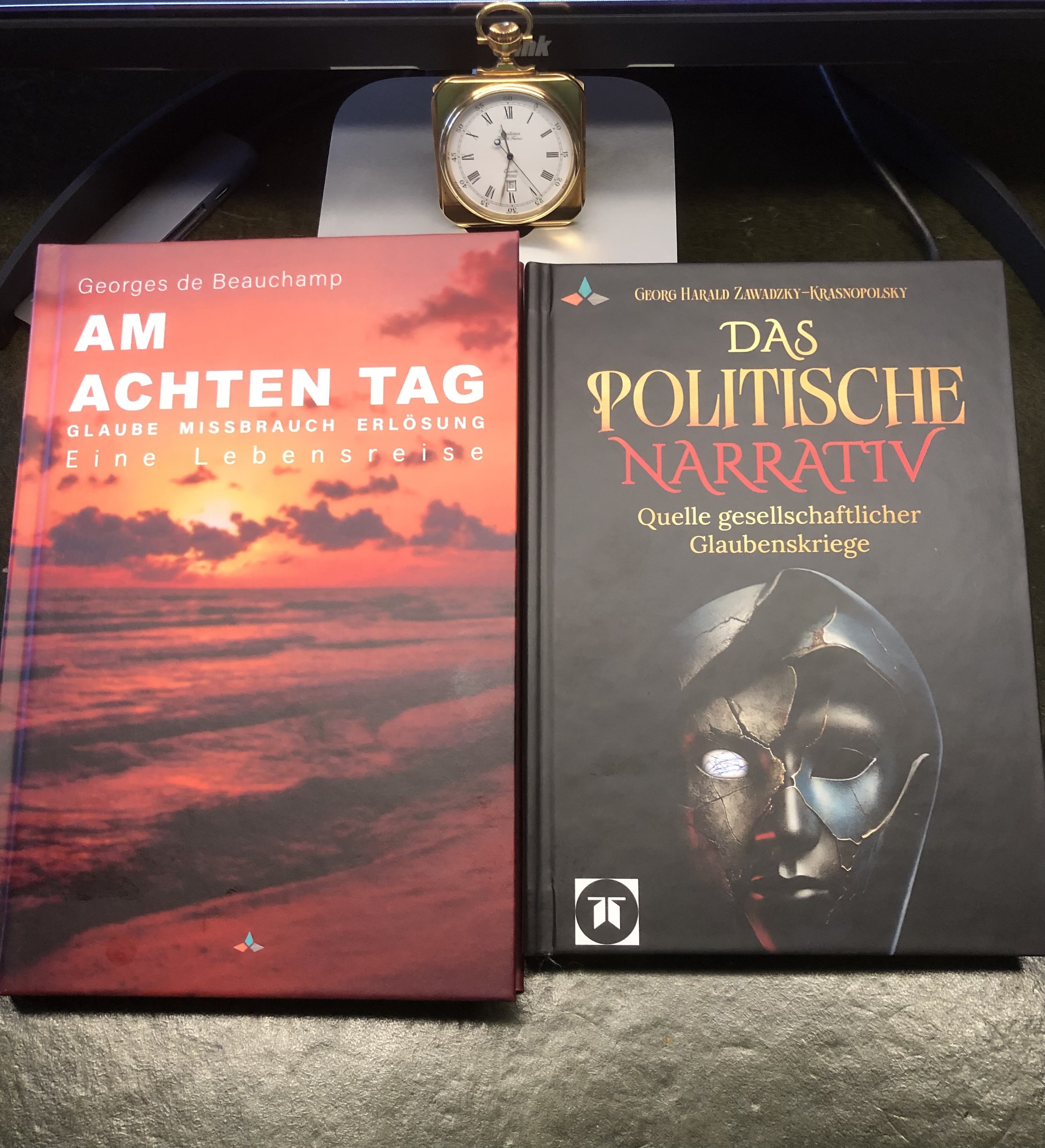Zwei Bücher unsichtbar verbunden