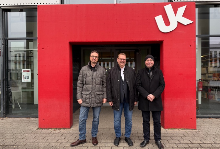 Kooperieren: Dr. Ulrich Wechselberger (l.,UK), Ralph Brubach (Insiders), Prof.Dr. Lämmel (r., UK) (Die Bildrechte liegen bei dem Verfasser der Mitteilung.)
