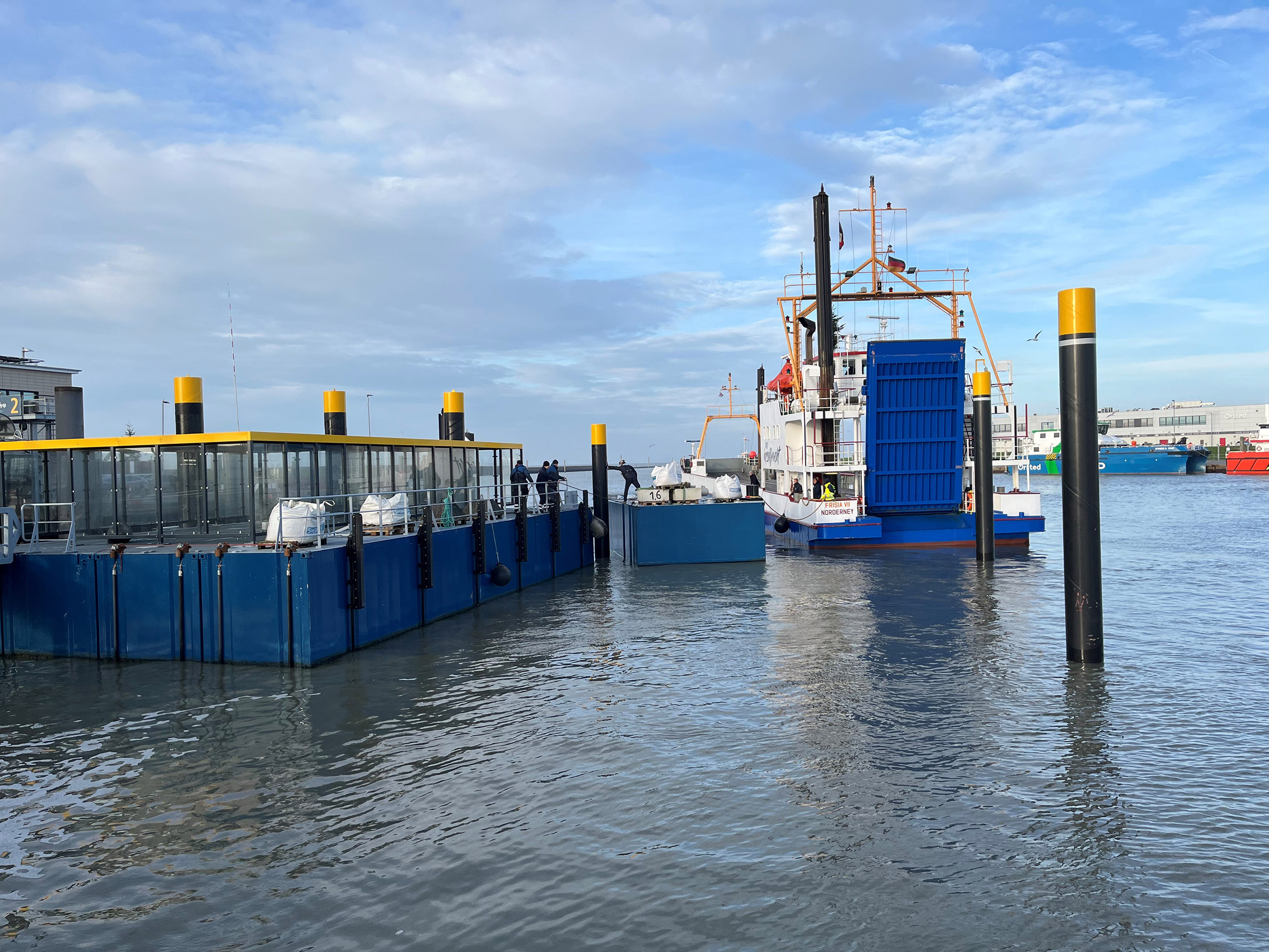 Der Ladeponton für den neuen Elektrokatamaran der Reederei Norden-Frisia ist im Heimathafen Norddeich angekommen.