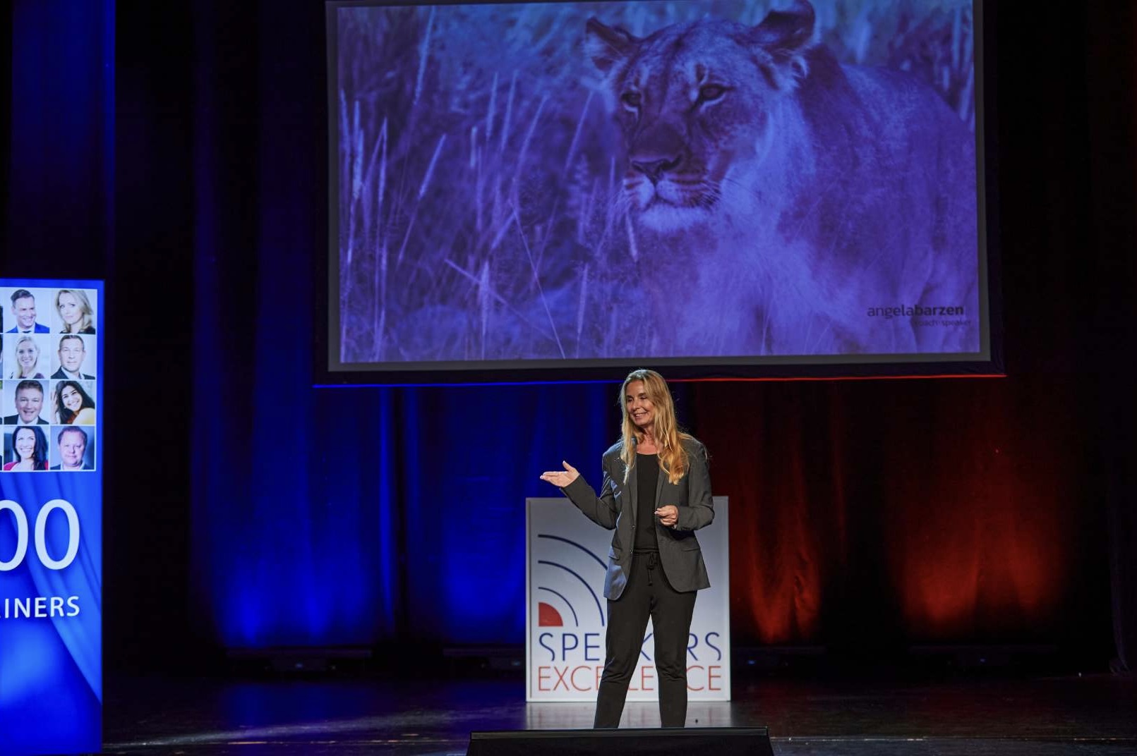 Angela Barzen auf der Bühne: Keynote: Die Löwentaktik (Die Bildrechte liegen bei dem Verfasser der Mitteilung.) Angela Barzen auf der Bühne: Keynote: Die Löwentaktik (Die Bildrechte liegen bei dem Verfasser der Mitteilung.)