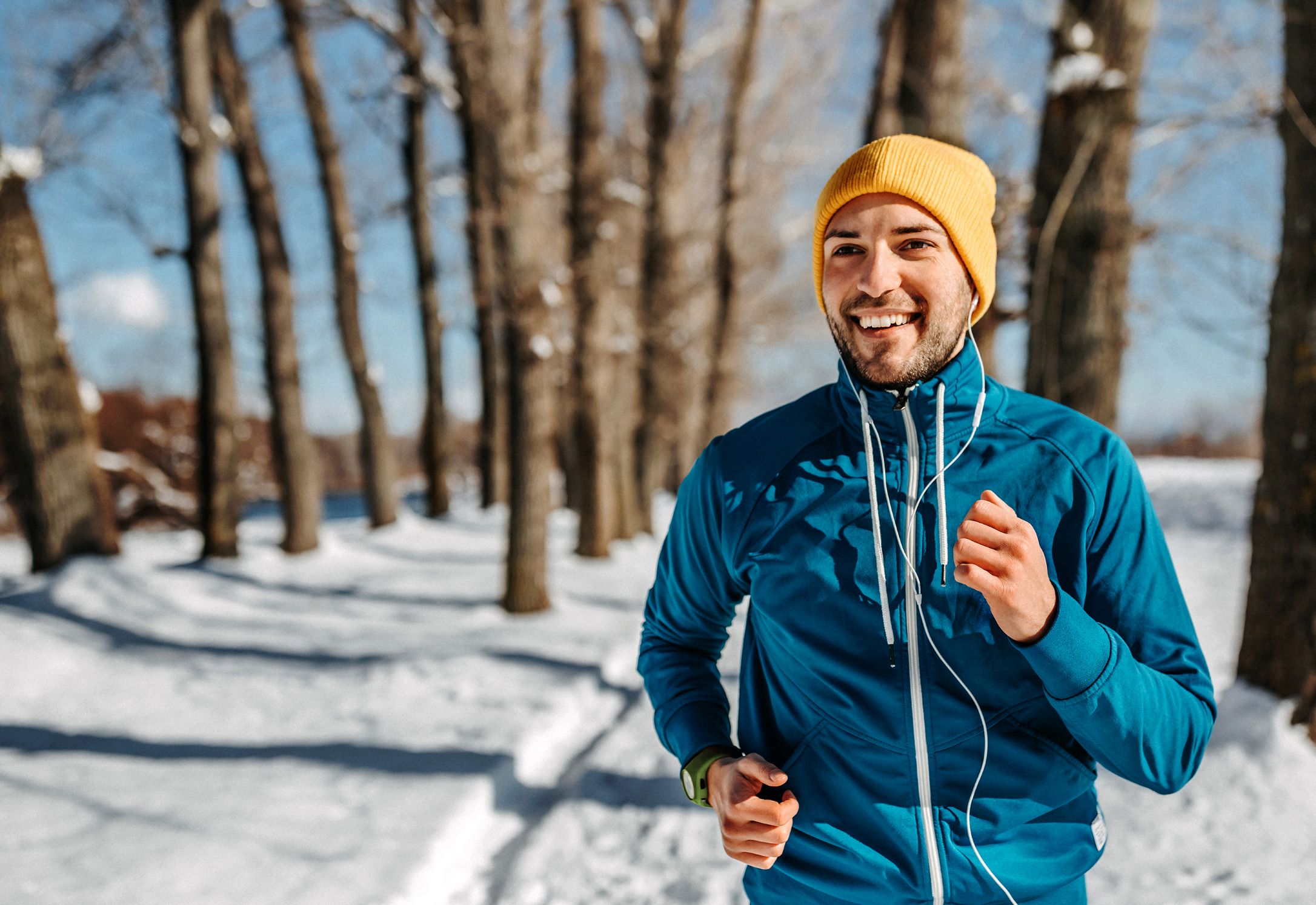 Ein Mann joggt durch einen verschneiten Wald. Sport kann im Winter das Immunsystem stärken. (Die Bildrechte liegen bei dem Verfasser der Mitteilung.) Ein Mann joggt durch einen verschneiten Wald. Sport kann im Winter das Immunsystem stärken. (Die Bildrechte liegen bei dem Verfasser der Mitteilung.)