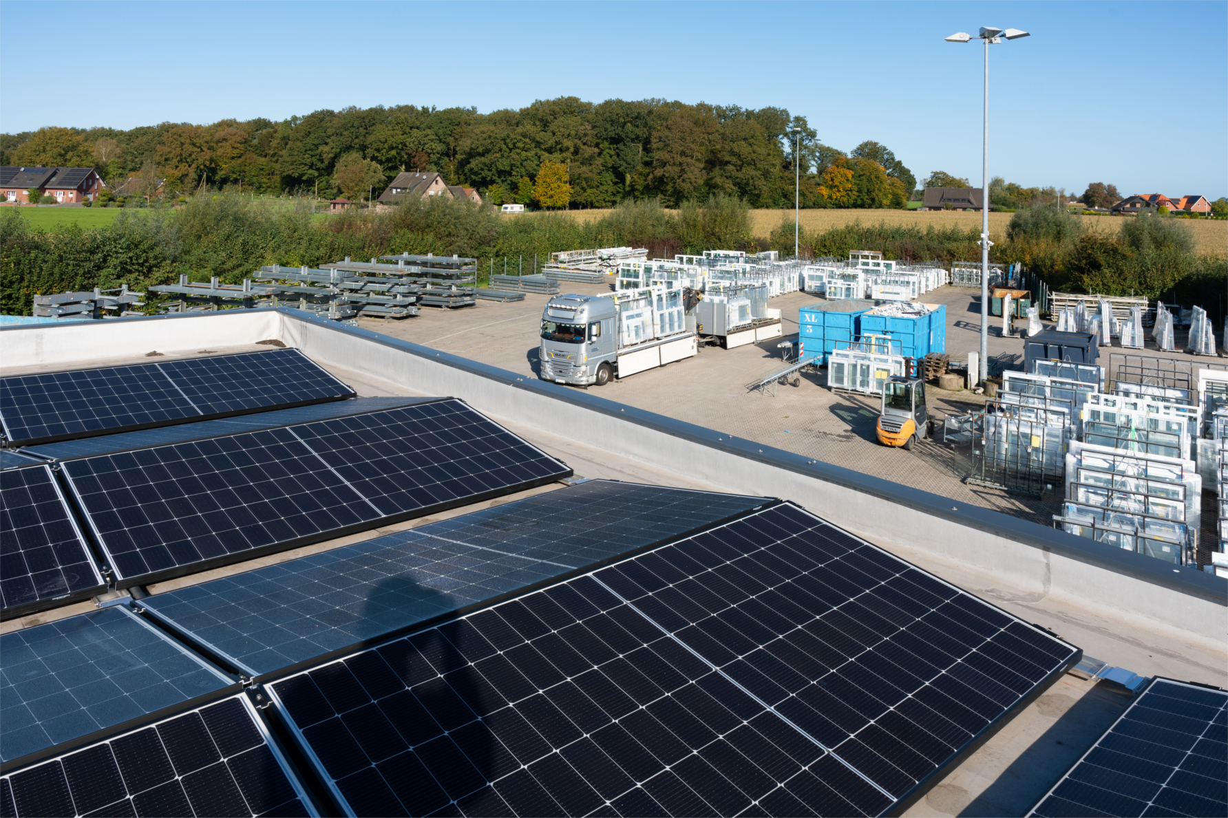 Die neue Photovoltaik-Anlage bei German Windows liefert über 18 Prozent des per annum benötigten Stroms (Foto: German Windows) Die neue Photovoltaik-Anlage bei German Windows liefert über 18 Prozent des per annum benötigten Stroms (Foto: German Windows)