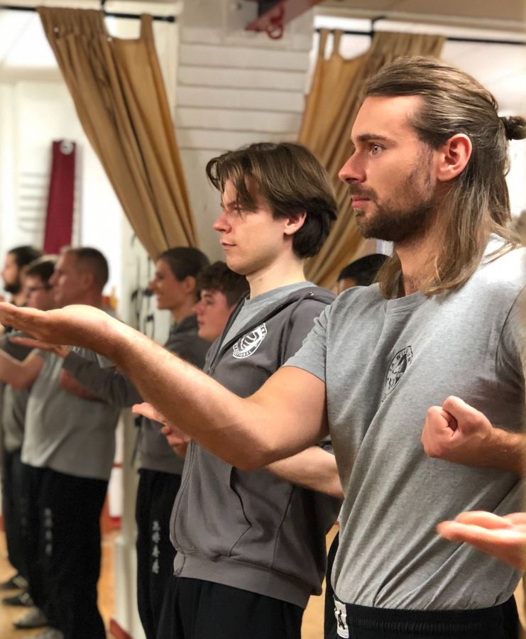 TA WingTsun Schüler beim achtsamen und konzentrierten Training einzelner Grundtechniken (© TA WingTsun Hamburg)
