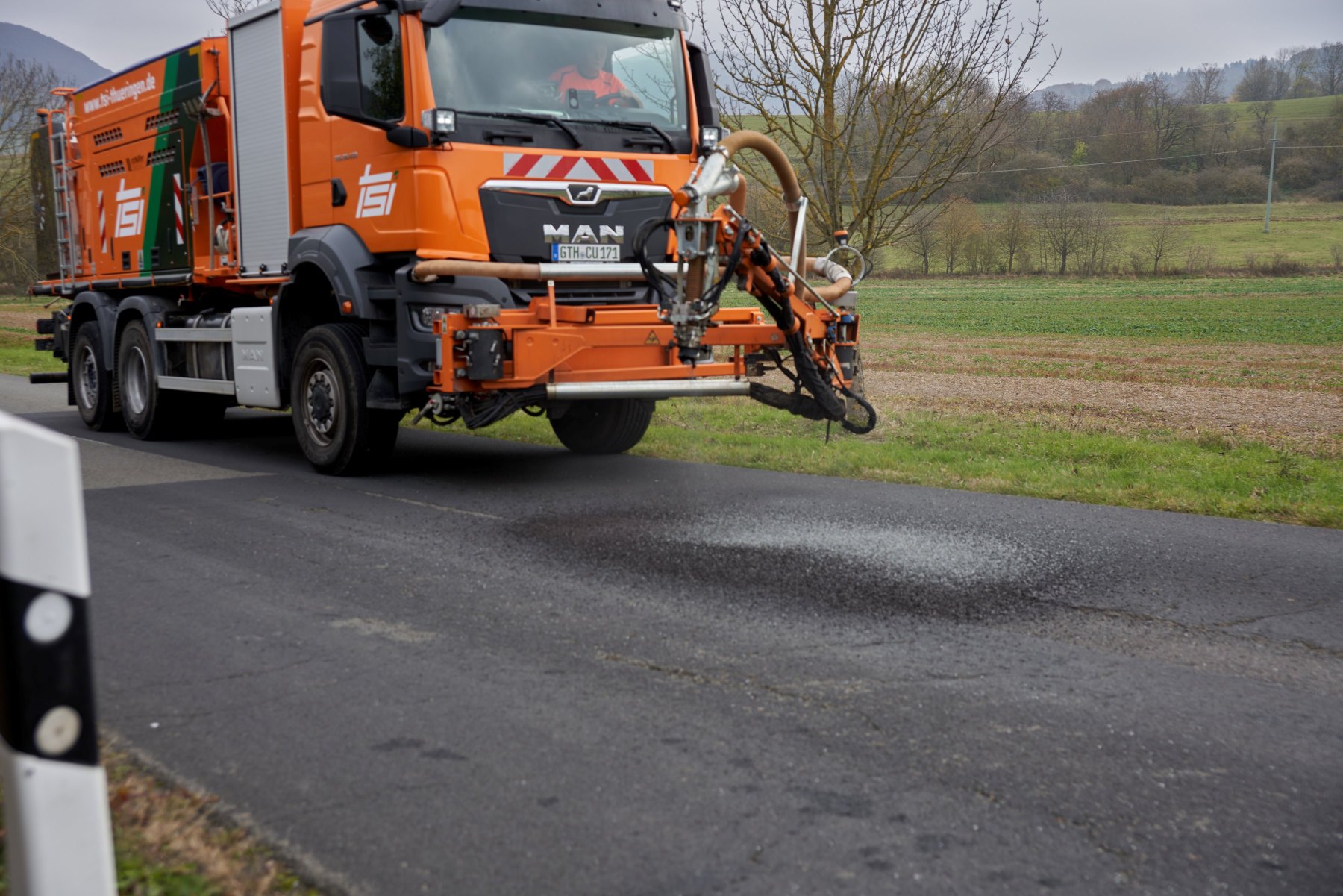 Als letzte Lage verteilt der Schäfer-Technic Blow Patcher reinen Splitt auf die sanierte Schadstelle (Die Bildrechte liegen bei dem Verfasser der Mitteilung.) Als letzte Lage verteilt der Schäfer-Technic Blow Patcher reinen Splitt auf die sanierte Schadstelle (Die Bildrechte liegen bei dem Verfasser der Mitteilung.)
