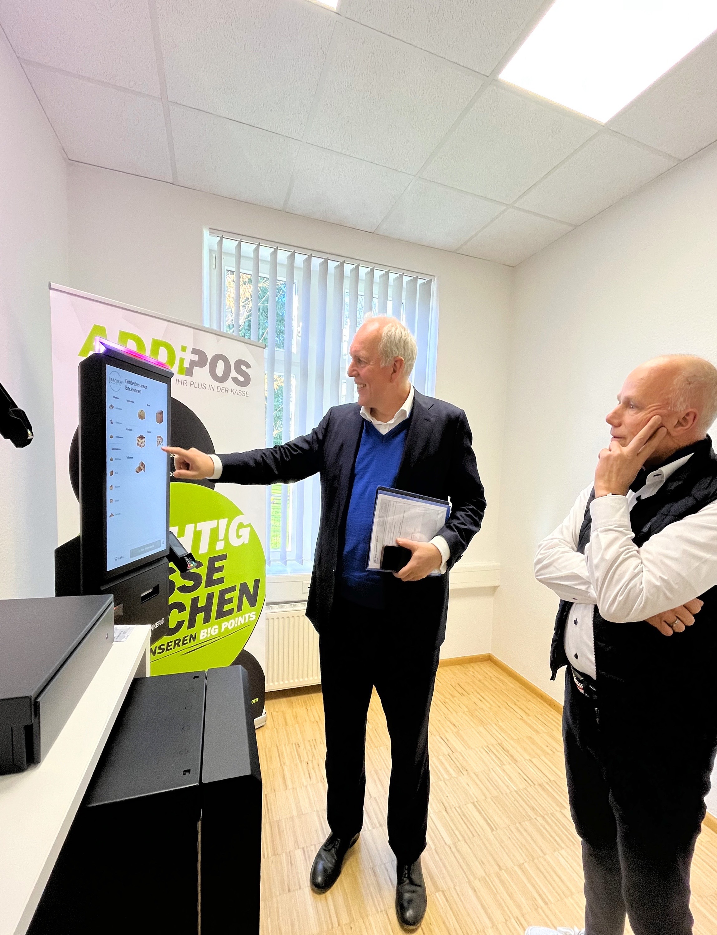 Jakob von Weizsäcker, Minister der Finanzen und für Wissenschaft des Saarlandes & Kai Grobusch von der Unternehmensgruppe SIHOT. Jakob von Weizsäcker, Minister der Finanzen und für Wissenschaft des Saarlandes & Kai Grobusch von der Unternehmensgruppe SIHOT.