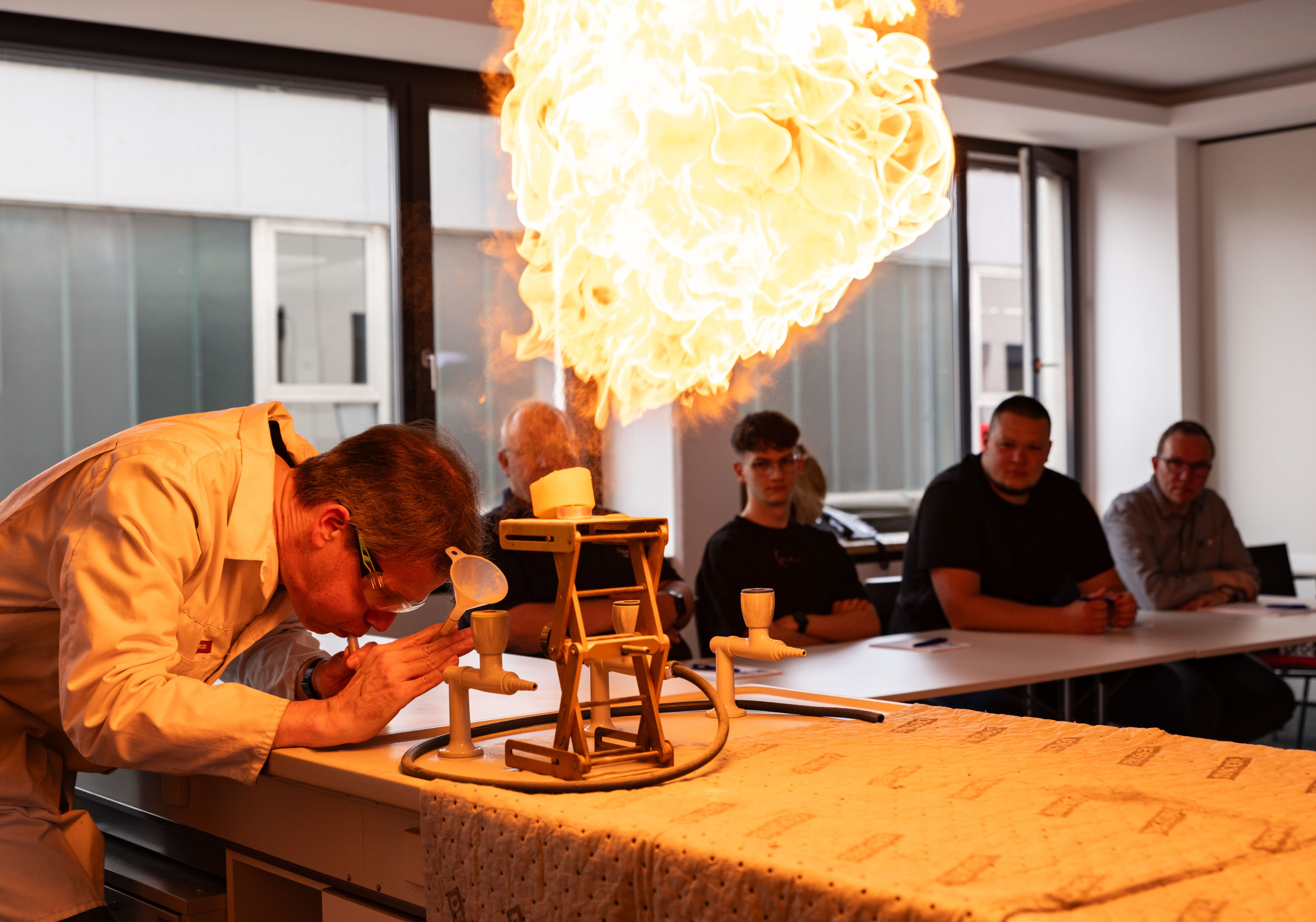 Manchmal geht´s heißher in der DENIOS Academy: Live-Experimente gehören zum praxisnahen Programm (Die Bildrechte liegen bei dem Verfasser der Mitteilung.)