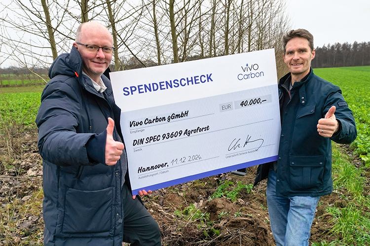 Spendenübergabe durch Dr. Christian Hennig, im Hintergrund ein Agroforst mit 4-jährigen Pappeln (Die Bildrechte liegen bei dem Verfasser der Mitteilung.)