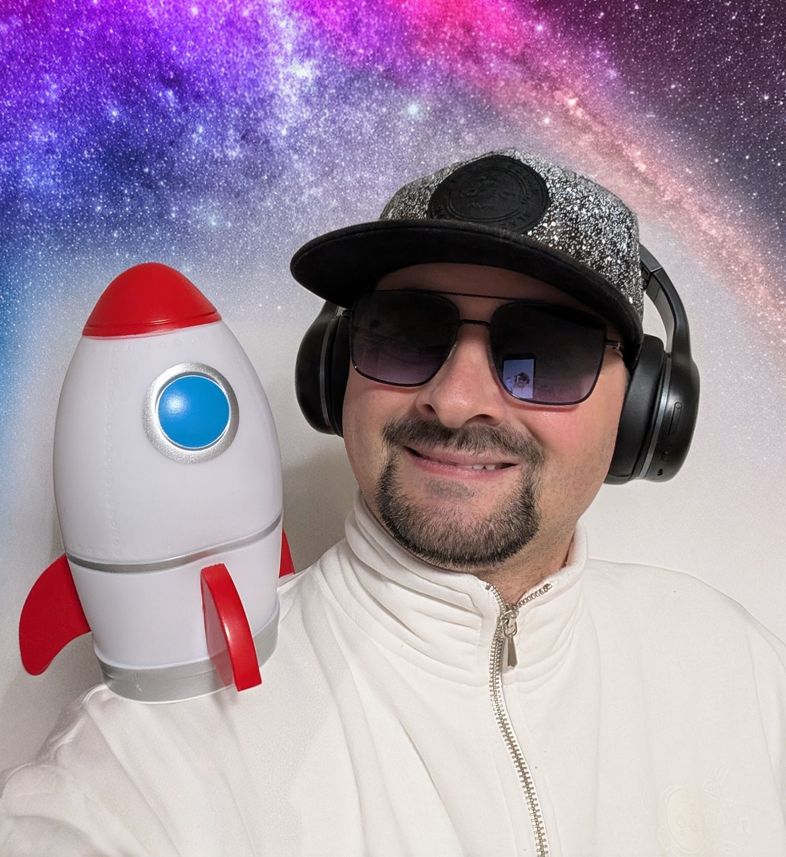 Mr. SamQ mit Rakete - bereit für den Release von Mr. SamQ mit Rakete - bereit für den Release von