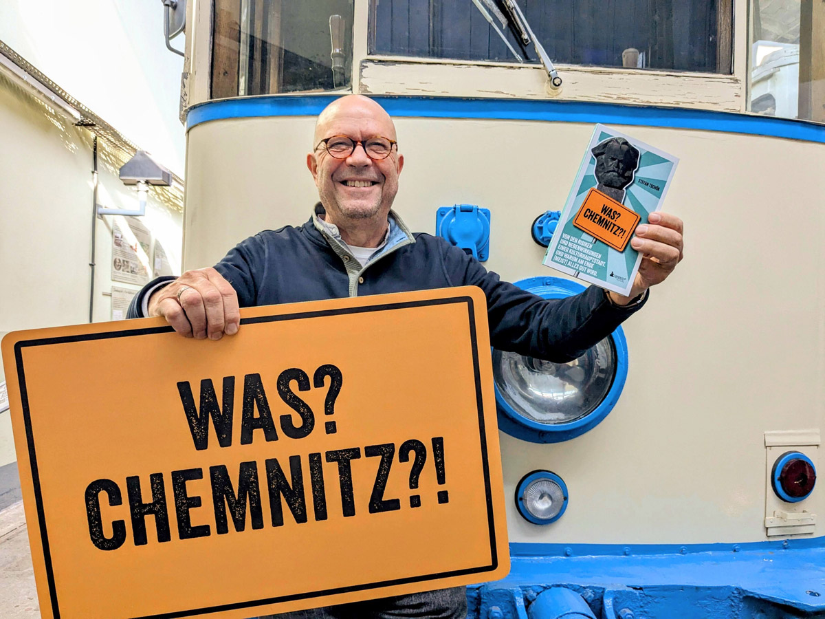 "Was? Chemnitz?!" heißt das neue Buch von Stefan Tschök, erschienen im Paperento Verlag. (Die Bildrechte liegen bei dem Verfasser der Mitteilung.)