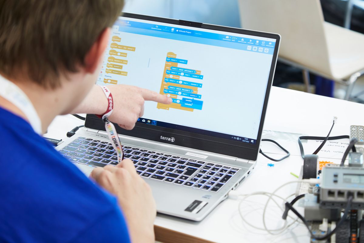 Teammitglied beim Programmieren (© TECHNIK BEGEISTERT e.V.)