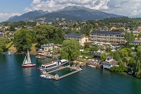 Luftaufnahme des Hotels mit Berg im Hintergrund (KOLLERs Hotel)