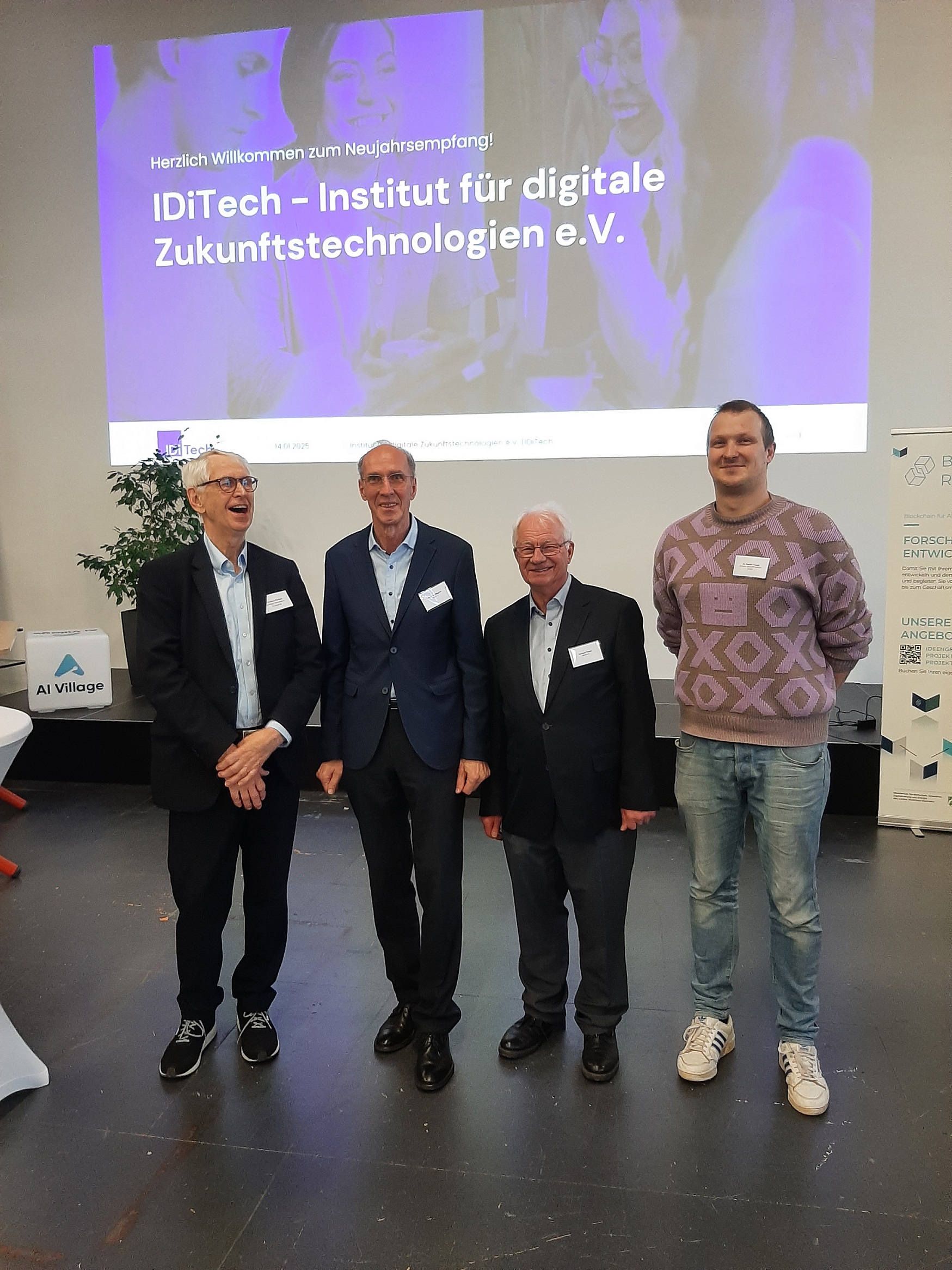 Foto: Abdruck honorarfrei: v.l.n.r.: E. Gerlach (IDiTech), M. Wagner (IfKom), G. Reuter (IfKom), Dr. D. Trauth (IDiTech) BU: IfKom Foto: Abdruck honorarfrei: v.l.n.r.: E. Gerlach (IDiTech), M. Wagner (IfKom), G. Reuter (IfKom), Dr. D. Trauth (IDiTech) BU: IfKom