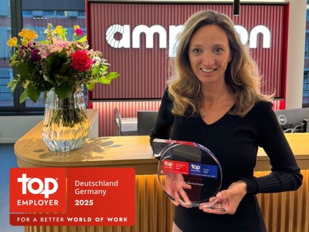 HR-Direktorin Sina Freundlieb mit dem Top Employer-Award 2025 © Amplifon Deutschland GmbH