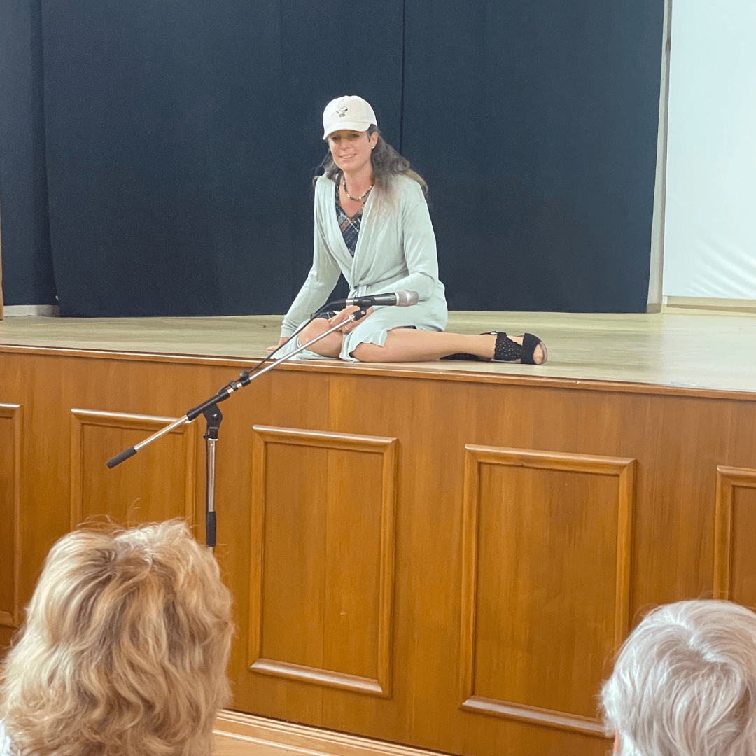 Daniela Landgraf symbolisiert auf der Bühne, was Stress mit den Menschen macht (Die Bildrechte liegen bei dem Verfasser der Mitteilung.) Daniela Landgraf symbolisiert auf der Bühne, was Stress mit den Menschen macht (Die Bildrechte liegen bei dem Verfasser der Mitteilung.)