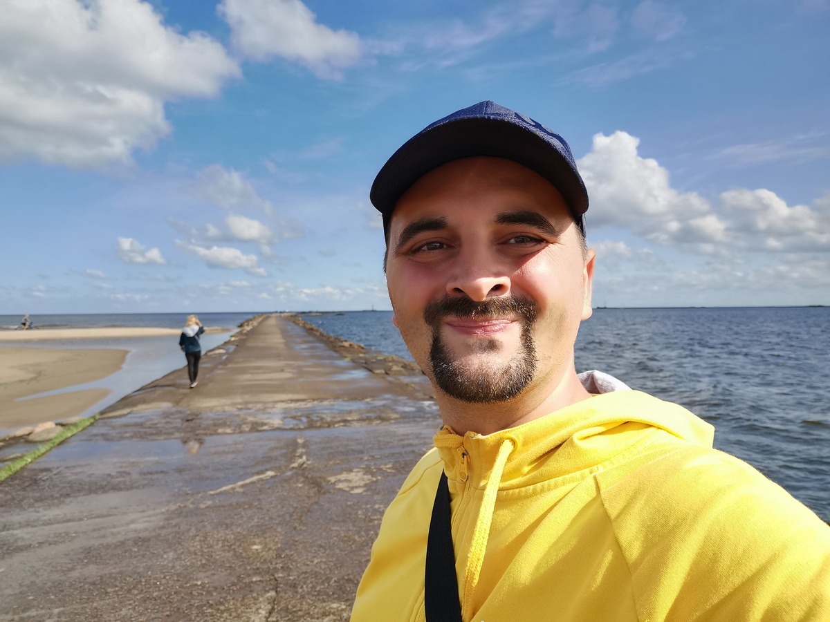 Mr. SamQ genießt die frische Meeresbrise - kreative Auszeit an der Küste. Mr. SamQ genießt die frische Meeresbrise - kreative Auszeit an der Küste.