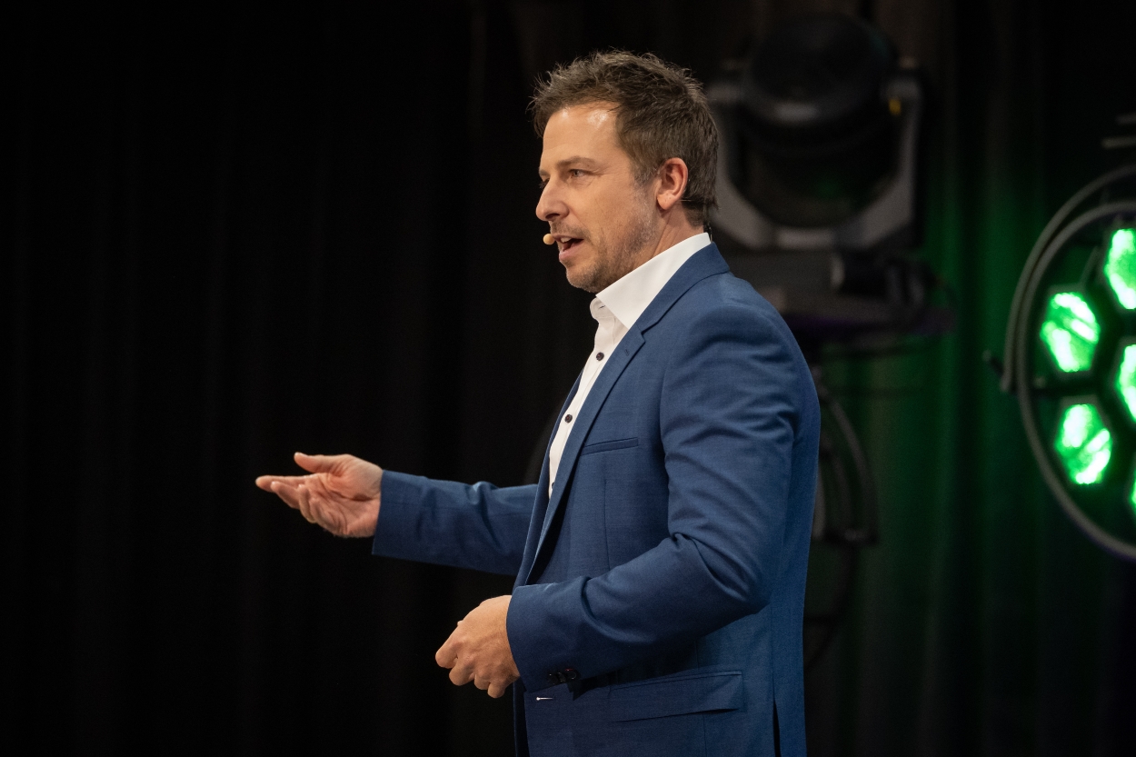 Sebastian Schulz-Dobrick beim internationalen Speakerslam in Wiesbaden| Fotograf Justin Bockey (Die Bildrechte liegen bei dem Verfasser der Mitteilung.)