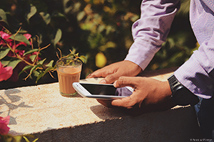 Bis zu 70 Klebebandanwendungen finden sich in einem einzigen Smartphone. Foto: Pexels auf Pixabay
