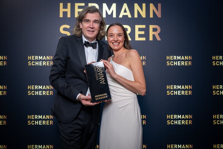 Kinderwunsch-Coach Stephanie Cekon gewinnt Excellence Award in Wiesbaden (Die Bildrechte liegen bei dem Verfasser der Mitteilung.) Kinderwunsch-Coach Stephanie Cekon gewinnt Excellence Award in Wiesbaden (Die Bildrechte liegen bei dem Verfasser der Mitteilung.)