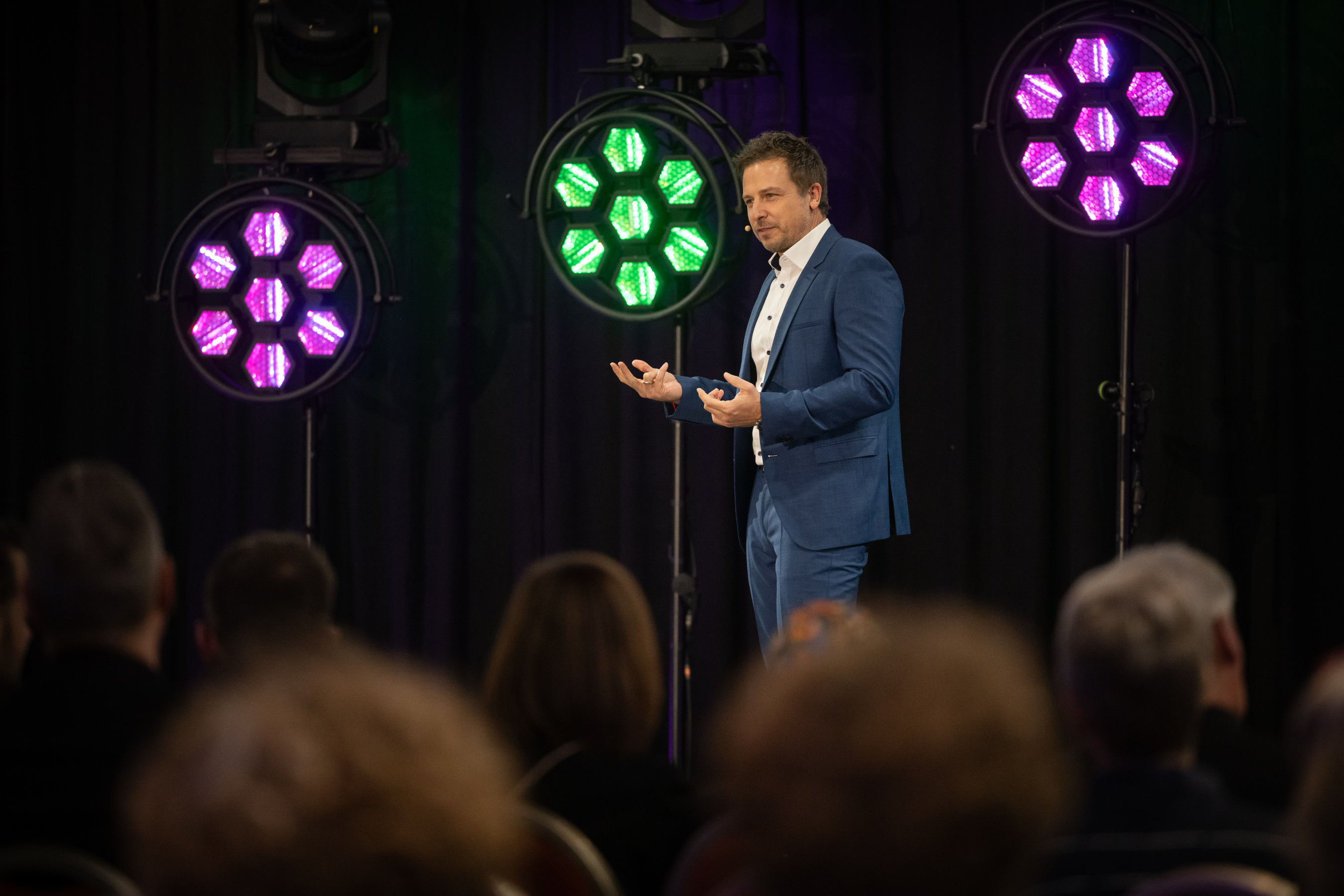 Sebastian Schulz-Dobrick begeistert beim Speakerslam in Wiesbaden mit innovativen Strategien für die Digitalisierung.