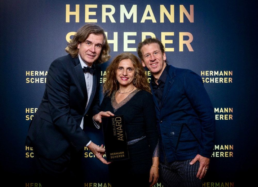 Matthias und Aniza Diesch mit Hermann Scherer bei der Preisverleihung (Bildquelle:©Justin Bockey) Matthias und Aniza Diesch mit Hermann Scherer bei der Preisverleihung (Bildquelle:©Justin Bockey)