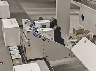 Kennzeichnung von Medikamentenverpackungen mit dem REA JET HR Tintenstrahldrucker (Die Bildrechte liegen bei dem Verfasser der Mitteilung.) Kennzeichnung von Medikamentenverpackungen mit dem REA JET HR Tintenstrahldrucker (Die Bildrechte liegen bei dem Verfasser der Mitteilung.)