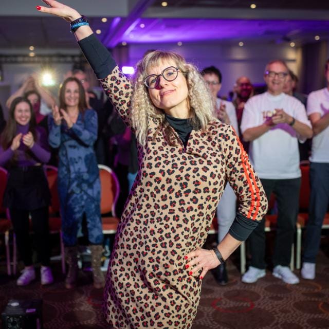 Sandra Wiegandt rockt die Bühne beim 4. internationalen Speaker Slam (Bildquelle: @Justin Bockey)
