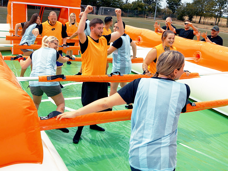 Spielspaß für Jung und Alt und echte Teamarbeit: Der Menschenkicker von CARITIVA. © CARITIVA.