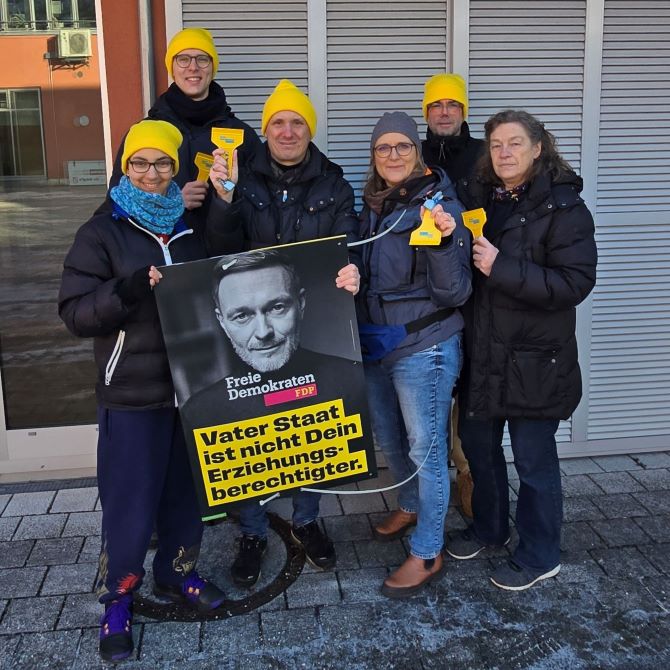 Rückenwind für die Gelbmützen: Das Plakatierevent der FDP Haar sorgte für Aufsehen. (Foto: FDP Haar)