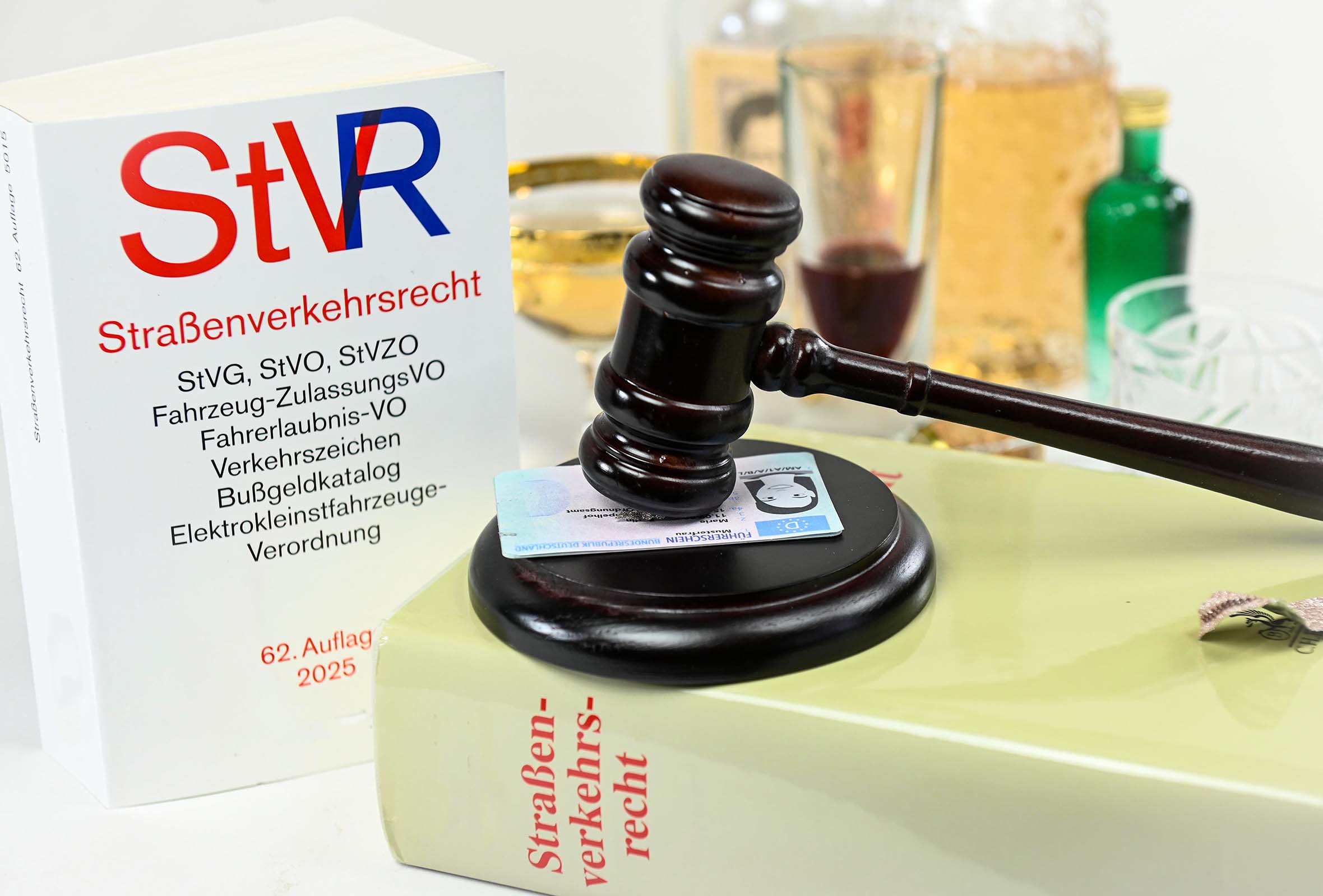 Alkohol im Blut: Hände weg vom Steuer. Foto: HUK-COBURG (Die Bildrechte liegen bei dem Verfasser der Mitteilung.) Alkohol im Blut: Hände weg vom Steuer. Foto: HUK-COBURG (Die Bildrechte liegen bei dem Verfasser der Mitteilung.)