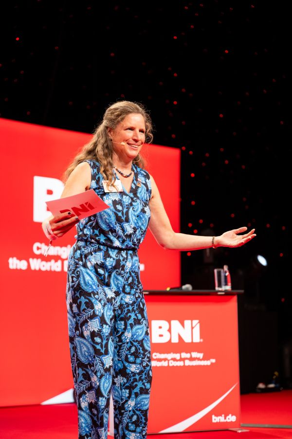 Daniela Landgraf bei der BNI DAKon 2025 in Berlin (© Daniela Landgraf) Daniela Landgraf bei der BNI DAKon 2025 in Berlin (© Daniela Landgraf)