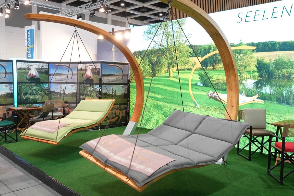 Schwebende Garten-Holzliege auf der Grünen Woche 2025 Berlin (© Messe.TV - Deutsche Messefilm & Medien GmbH)