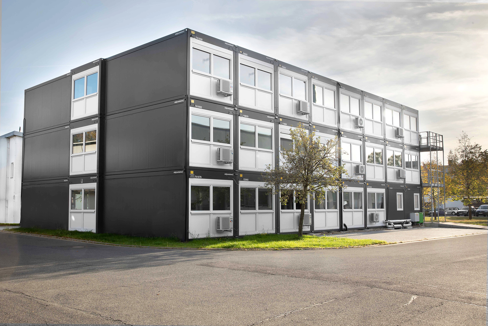 Das dreistöckige temporäre Bürogebäude von Wieland in Bamberg wurde auf Kundenwunsch in Anthrazitgrau ausgeführt. Das dreistöckige temporäre Bürogebäude von Wieland in Bamberg wurde auf Kundenwunsch in Anthrazitgrau ausgeführt.