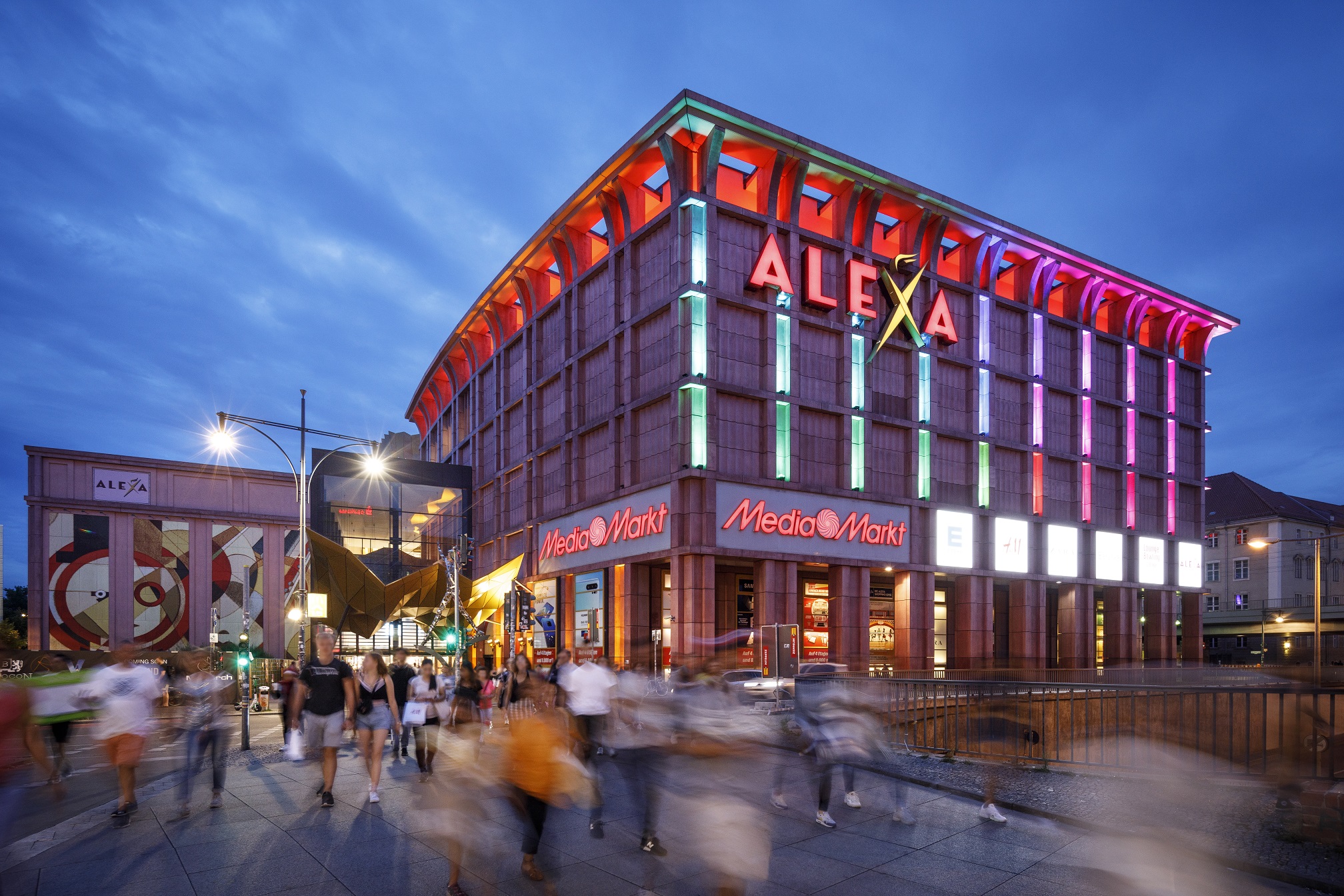 Das ALEXA - ein Publikumsmagnet am Alexanderplatz (Bildquelle: Fotografie Neuhaus für Sonae Sierra) Das ALEXA - ein Publikumsmagnet am Alexanderplatz (Bildquelle: Fotografie Neuhaus für Sonae Sierra)