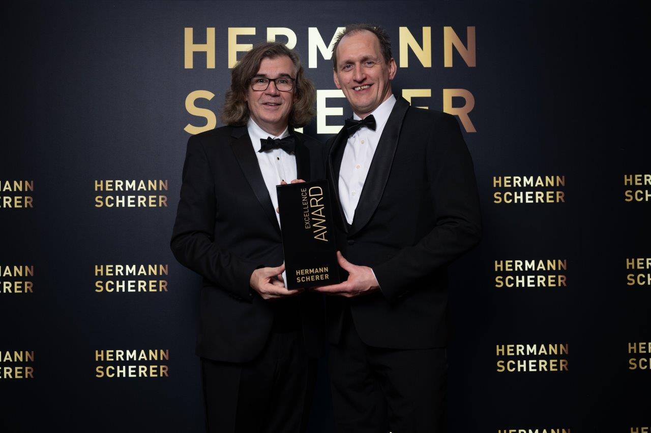 Preisübergabe von Hermann Scherer an den Gewinner Ronny Kreher (v.l.nr.) (Die Bildrechte liegen bei dem Verfasser der Mitteilung.) Preisübergabe von Hermann Scherer an den Gewinner Ronny Kreher (v.l.nr.) (Die Bildrechte liegen bei dem Verfasser der Mitteilung.)