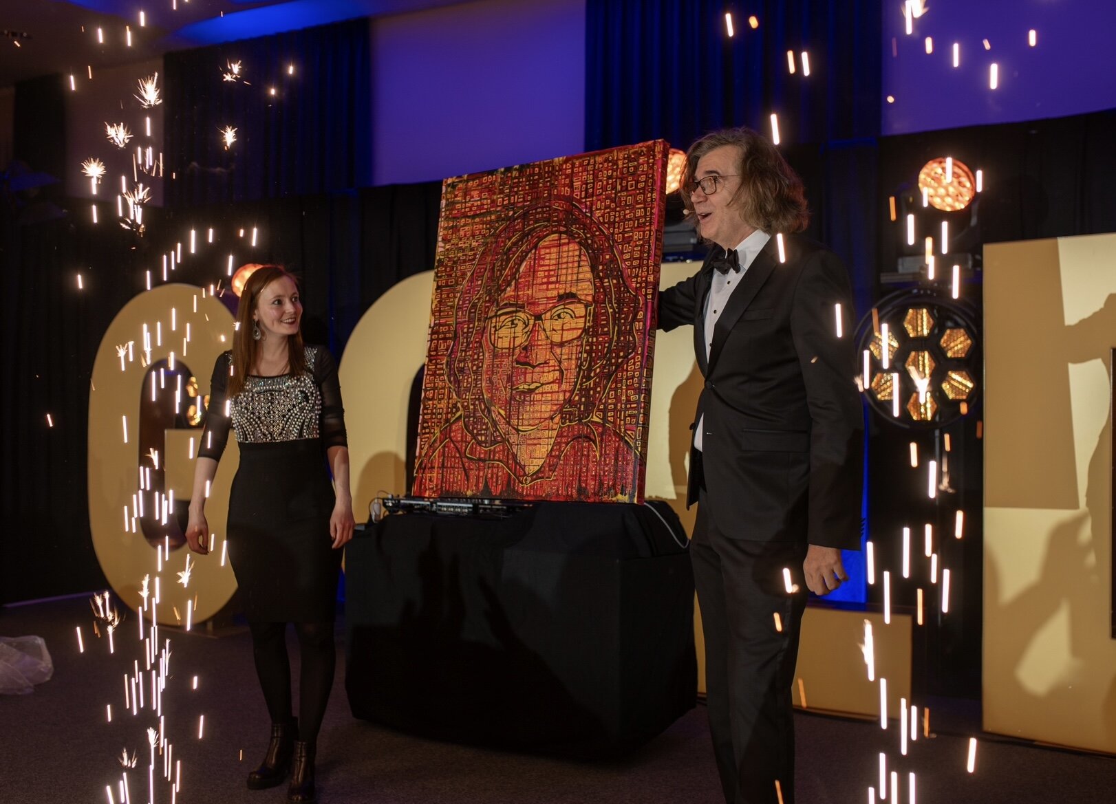 Maria Hennig mit Ihrer Kunst und Botschaft auf der Bühne (rechts im Bild: Veranstalter Hermann Scherer), Fotograf: Justin Bockey