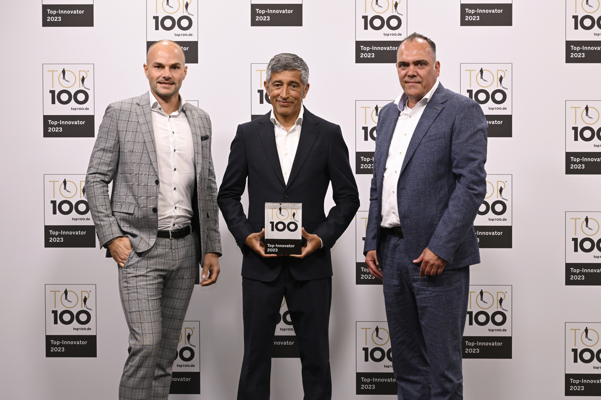 Ingo Schlutter (li.) und Horst Rose (re.) von DENIOS bekommen den TOP 100-Award von Ranga Yogeshwar (Die Bildrechte liegen bei dem Verfasser der Mitteilung.) Ingo Schlutter (li.) und Horst Rose (re.) von DENIOS bekommen den TOP 100-Award von Ranga Yogeshwar (Die Bildrechte liegen bei dem Verfasser der Mitteilung.)
