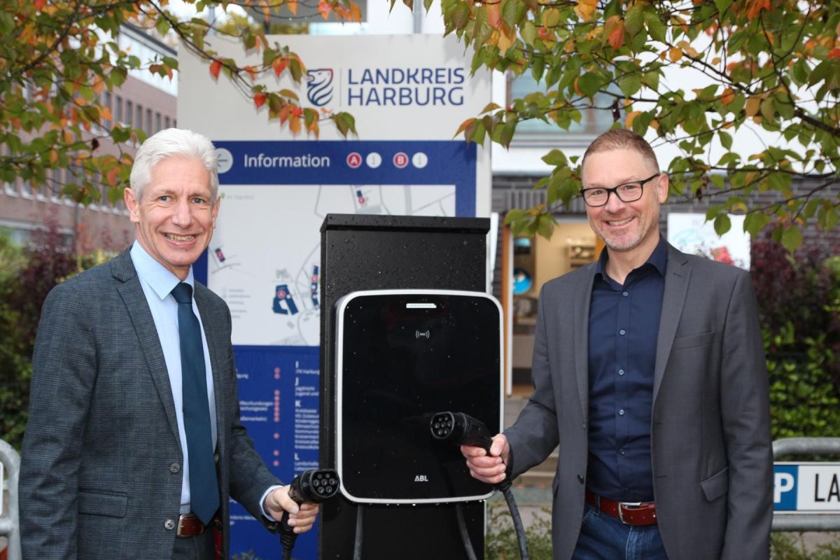 Landrat Rainer Rempe und Klimaschutzmanager Oliver Waltenrath (© Landkreis Harburg) Landrat Rainer Rempe und Klimaschutzmanager Oliver Waltenrath (© Landkreis Harburg)