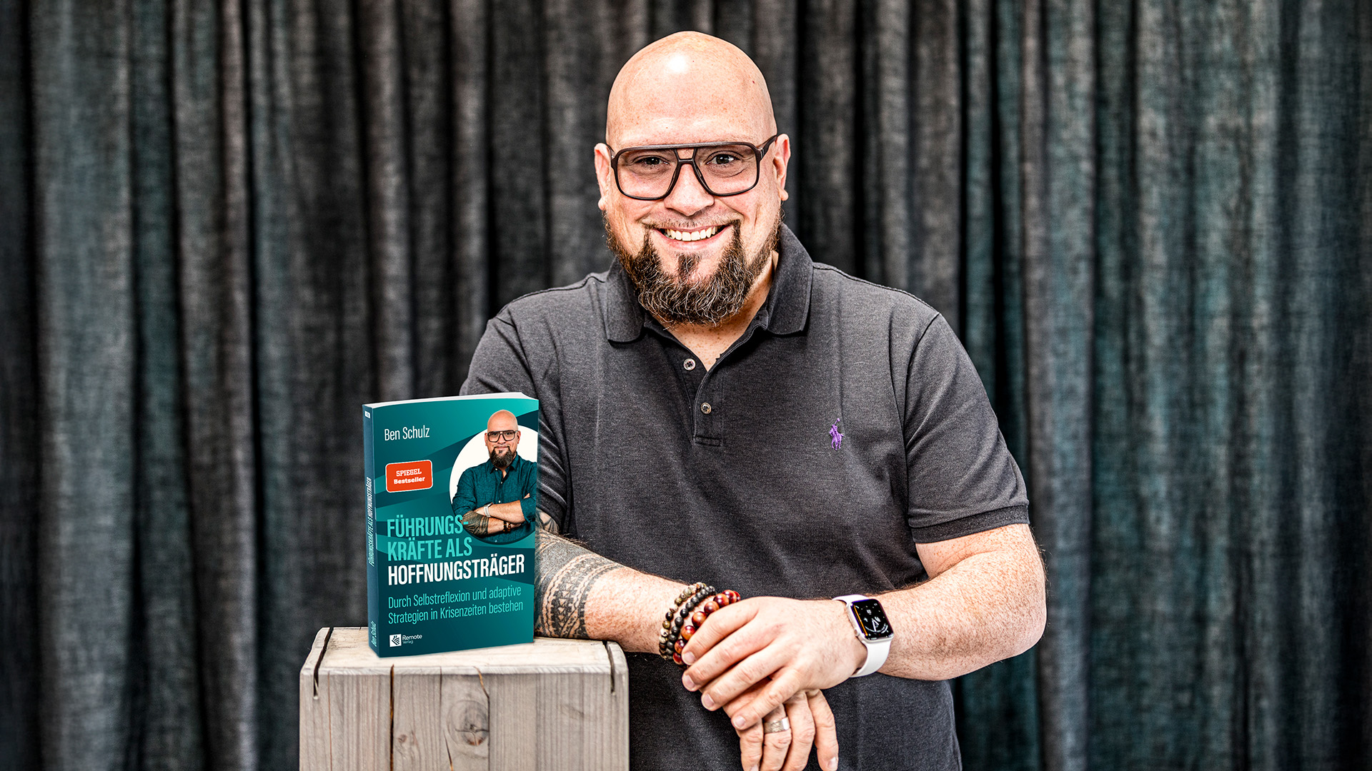 Ben Schulz mit seinem Bestseller„Führungskräfte als Hoffnungsträger“(Bildquelle:©Uwe Klössing | www.benschulz-partner.de) Ben Schulz mit seinem Bestseller„Führungskräfte als Hoffnungsträger“(Bildquelle:©Uwe Klössing | www.benschulz-partner.de)