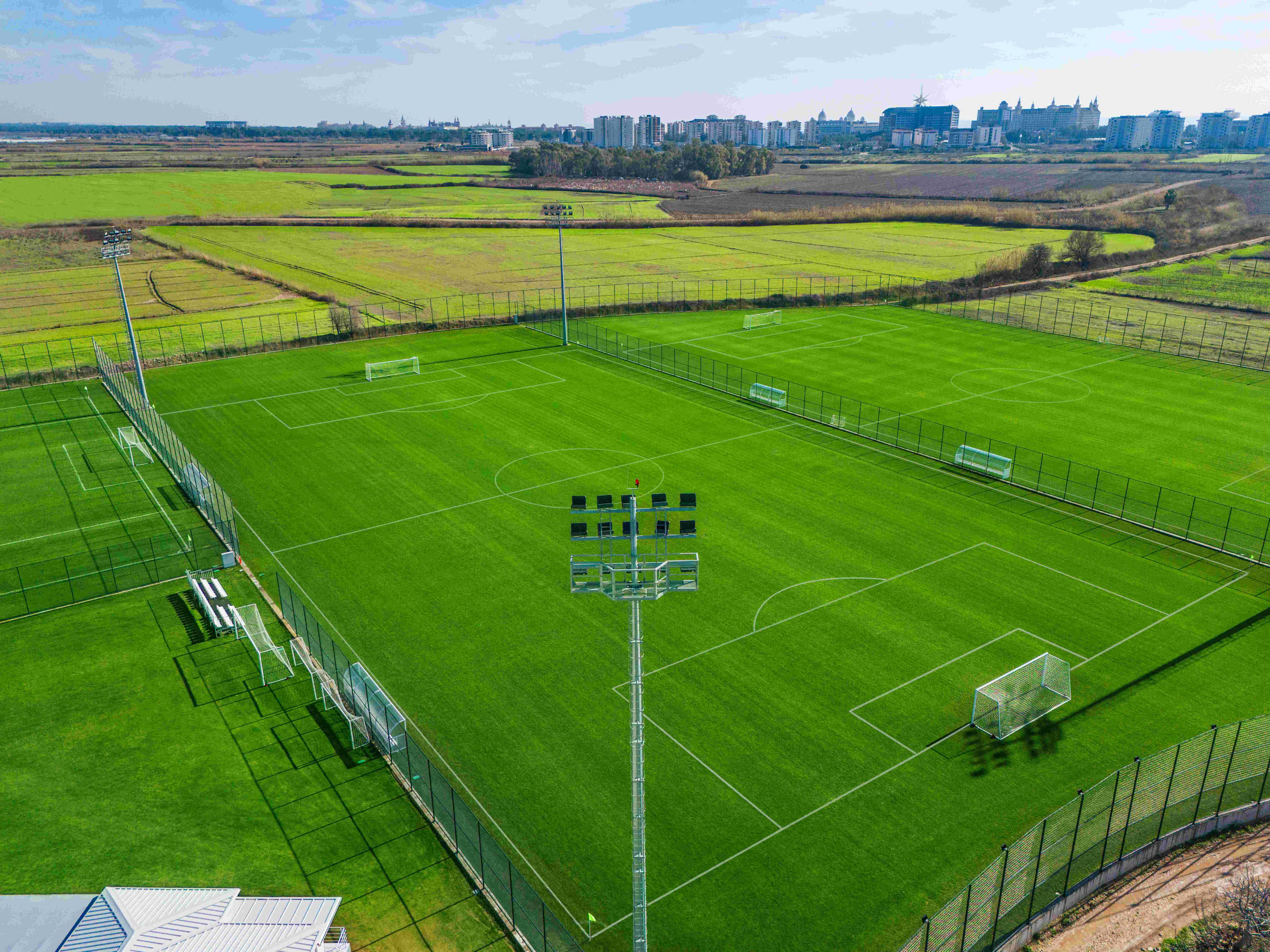 Das Corendon Football Center in Antalya bietet Fußballmannschaften optimale Trainingsbedingungen. (Die Bildrechte liegen bei dem Verfasser der Mitteilung.) Das Corendon Football Center in Antalya bietet Fußballmannschaften optimale Trainingsbedingungen. (Die Bildrechte liegen bei dem Verfasser der Mitteilung.)
