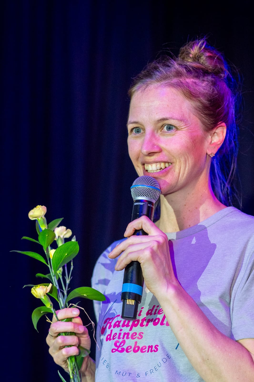Constanze K. Langhamer bei ihrer Rede. Bild: Justin Bockey (Die Bildrechte liegen bei dem Verfasser der Mitteilung.) Constanze K. Langhamer bei ihrer Rede. Bild: Justin Bockey (Die Bildrechte liegen bei dem Verfasser der Mitteilung.)