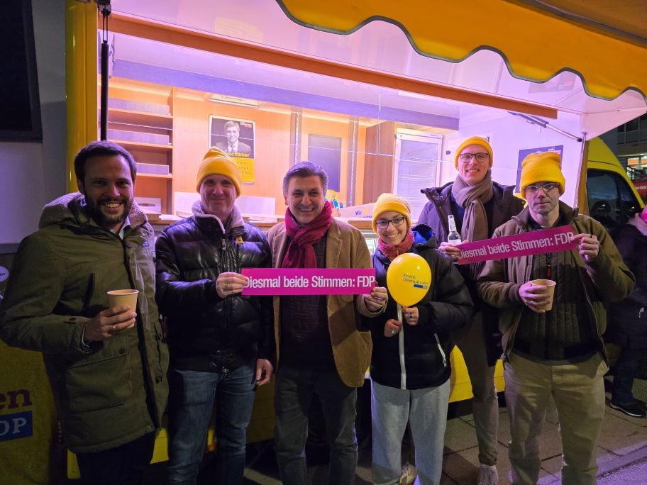 Bundestagswahl 2025: Die Gelbmützen mit dem bayerischen FDP-Spitzenkandidaten Martin Hagen (l.).