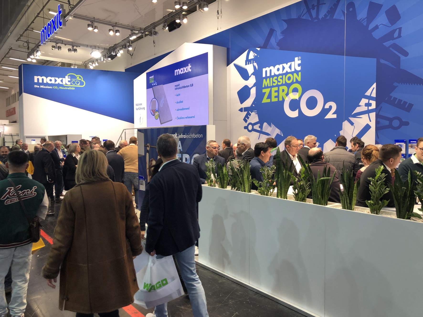 Konsequent CO2-reduzierte Produkte für Boden, Wand, Fassade und Decke präsentierte die Maxit-Gruppe auf der BAU 2025 (Foto:maxit). Konsequent CO2-reduzierte Produkte für Boden, Wand, Fassade und Decke präsentierte die Maxit-Gruppe auf der BAU 2025 (Foto:maxit).