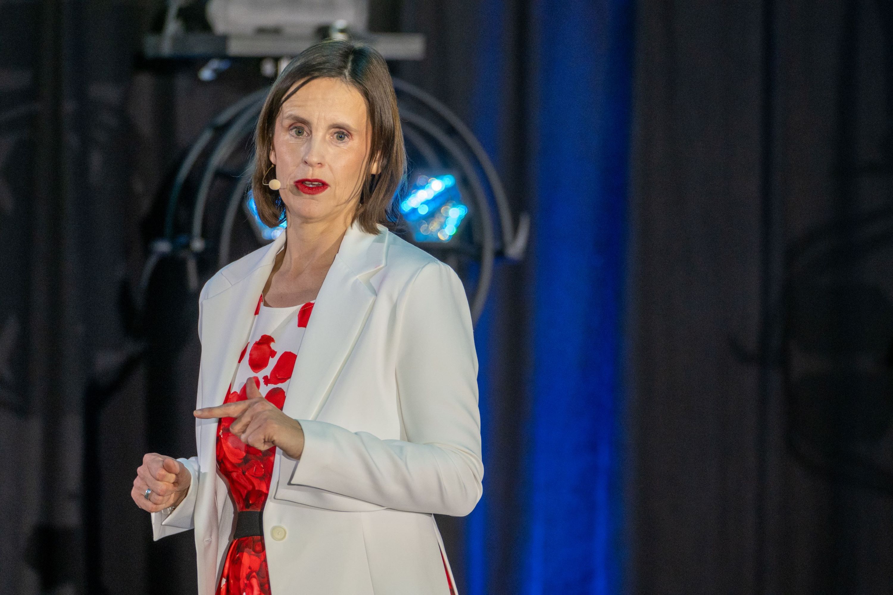 Anett Stimmeder live on stage beim 1. Internationalen Speaker Slam in Dresden (Die Bildrechte liegen bei dem Verfasser der Mitteilung.)