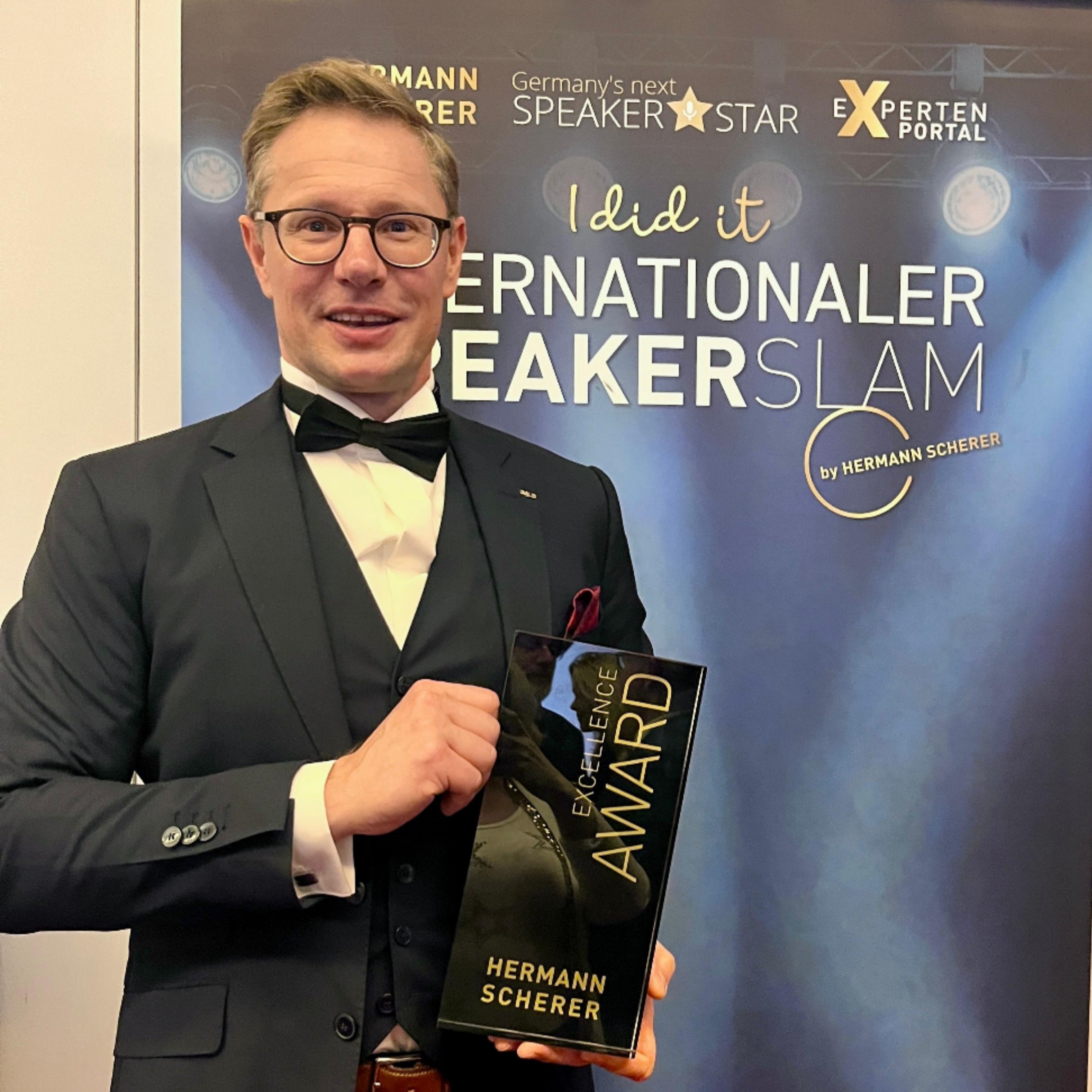 Michael Smolinski gewinnt den Excellence Award beim Internationalen Speaker Slam und begeistert mit. (Die Bildrechte liegen bei dem Verfasser der Mitteilung.) Michael Smolinski gewinnt den Excellence Award beim Internationalen Speaker Slam und begeistert mit. (Die Bildrechte liegen bei dem Verfasser der Mitteilung.)