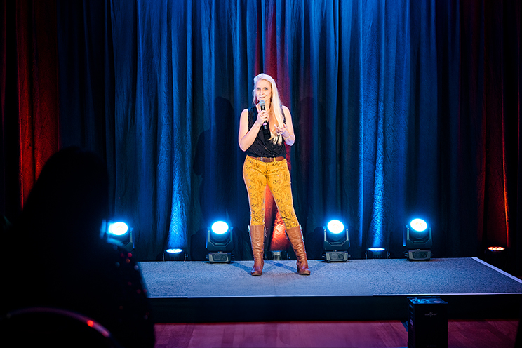 Sabrina Buzwan zeigt beim Speaker Slam, wie Kreativität und Authentizität die Bühne erobert (Bildquelle: Justin Bockey) Sabrina Buzwan zeigt beim Speaker Slam, wie Kreativität und Authentizität die Bühne erobert (Bildquelle: Justin Bockey)