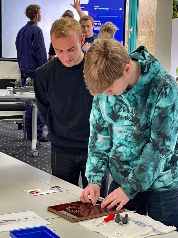 Tom zeigt Tim was ihn während der Ausbildung bei EMITEC erwartet (Die Bildrechte liegen bei dem Verfasser der Mitteilung.) Tom zeigt Tim was ihn während der Ausbildung bei EMITEC erwartet (Die Bildrechte liegen bei dem Verfasser der Mitteilung.)